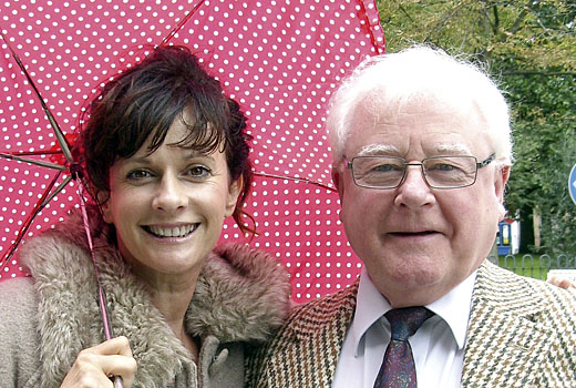Emmerdale star Sian Reeves backs protest over hefty bills inews100110_13