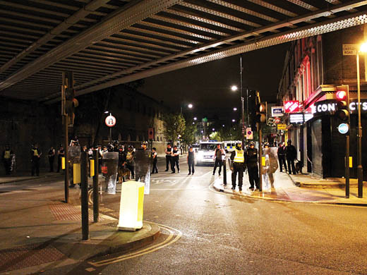 RIOTS: Youths and police clash in battle for Chalk Farm Rd’ news081111_02a