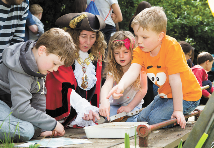 New mayor gets the wildlife bug at Gillespie Park Tel:(+44)7887-982798Email: info@stevebainbridge.net
