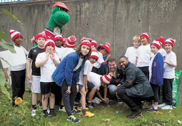 Pop star-farmer shows his planting skills Octopus_tree_planting_0148