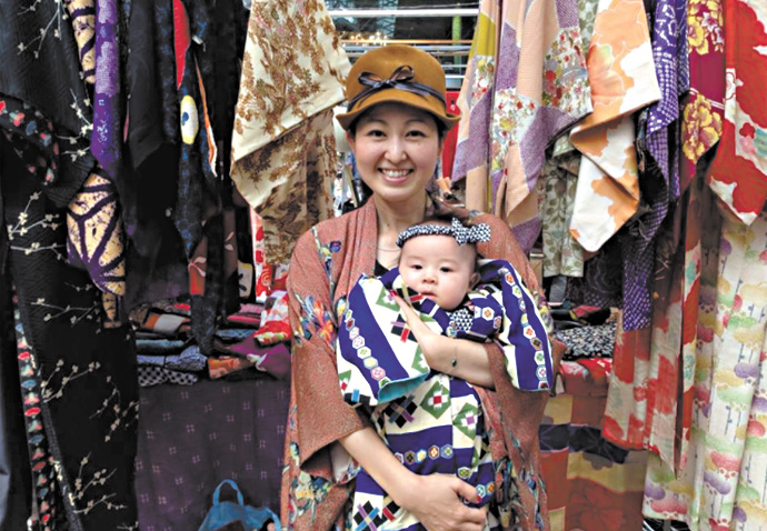 Our Neighbours_Kimonos_Sonoe Sugawara and her son Ao