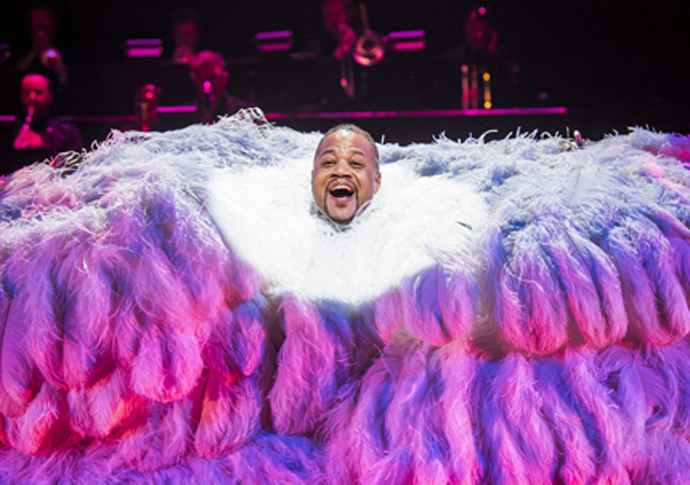 Cuba Gooding Jr in CHICAGO credit Tristram Kenton