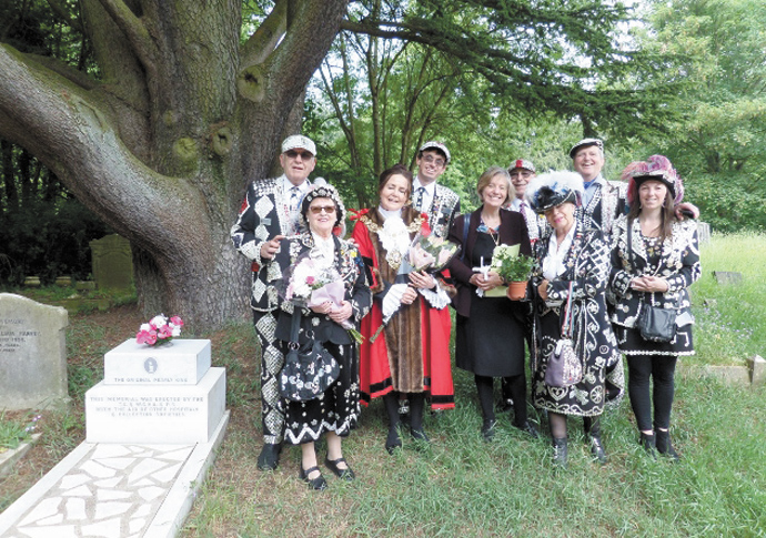 Henry Croft: Calls for plaque to Pearly Kings and Queens founder Pearly-Kings-and-Queens-with-Camden-Mayor-Jenny-Headlam-Wells