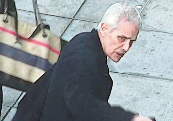 Police hunt prolific bag snatcher bag snatch suspect