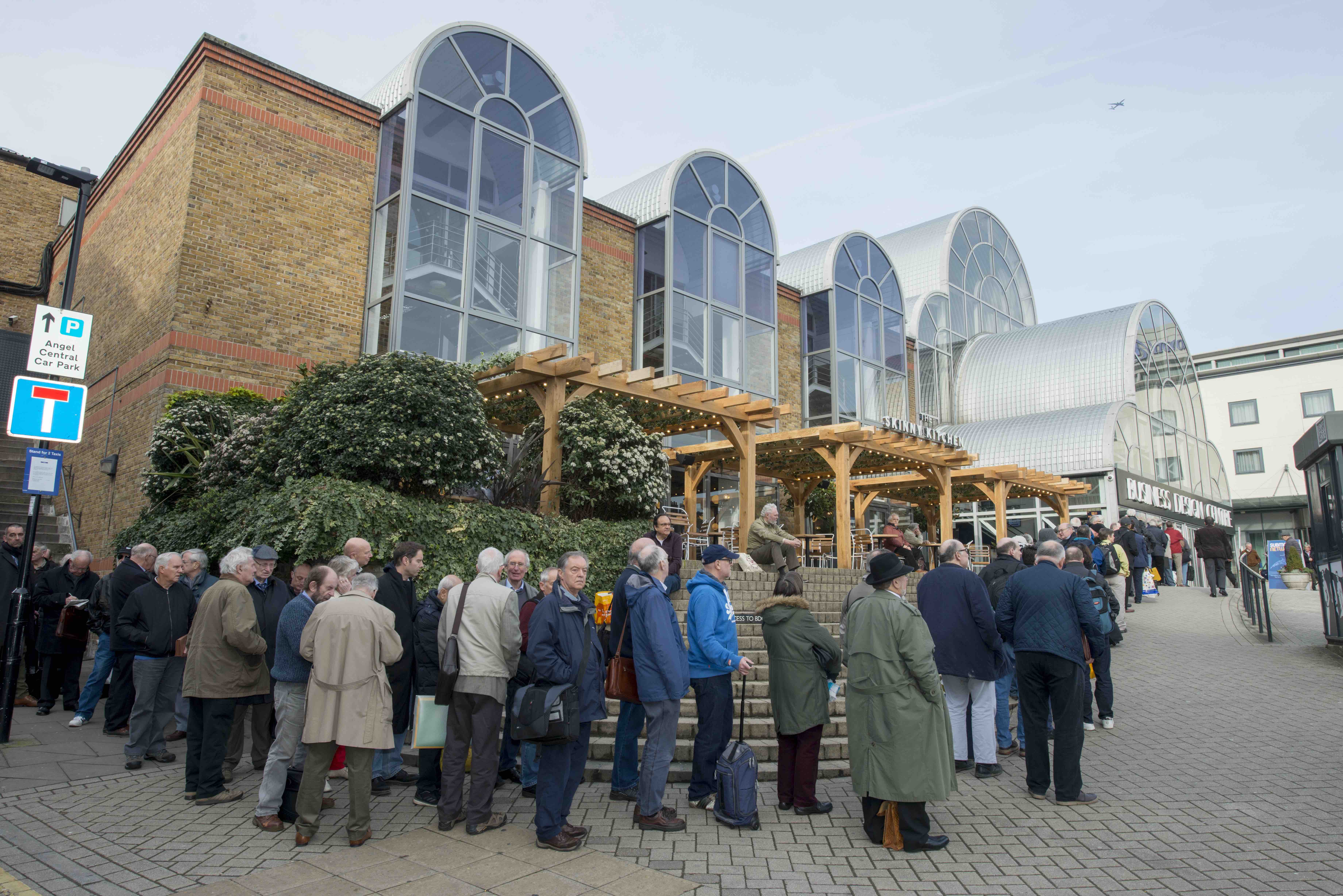 queues on wednesday to get in