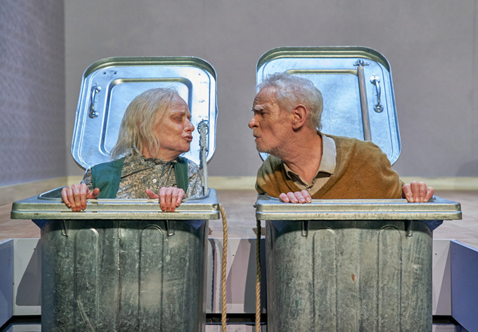 Endgame_Nagg (Karl Johnson) and Nell (Jane Horrocks)