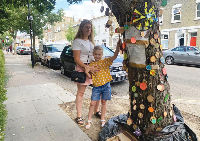Daisy’s treemendous lockdown messages Daisy Lawson and mother Vicky with Positivitree