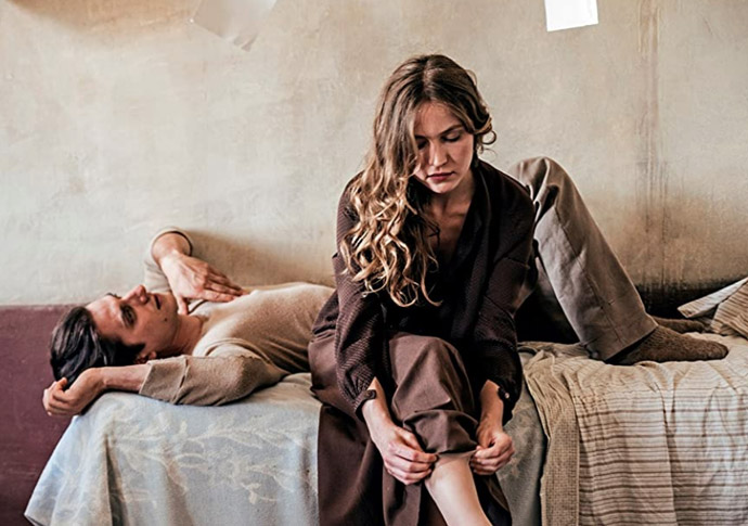 Luca Marinelli and Jessical Cressy in Martin Eden
