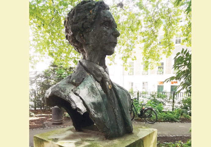 Bertrand Russell statue