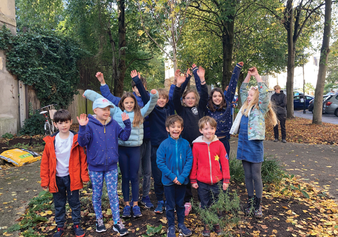 Branch meeting: parents start to plant ‘micro-forest’ Tree planting