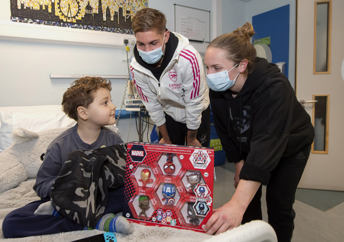 Rivals unite to bring smiles to those at the Whittington Whittington Arsenal FklLLy_XgAAjcYK