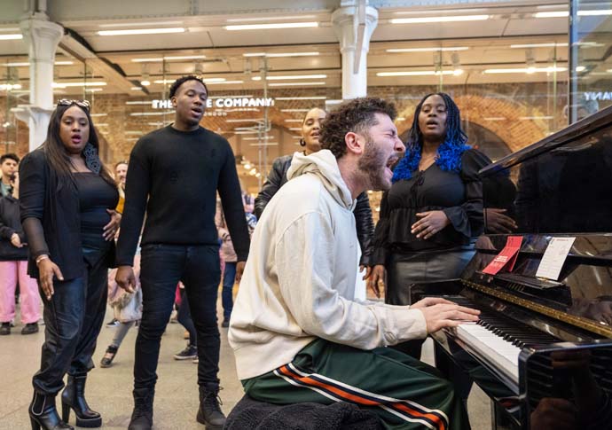 Billy Lockett Perfoms at St Pancras_007