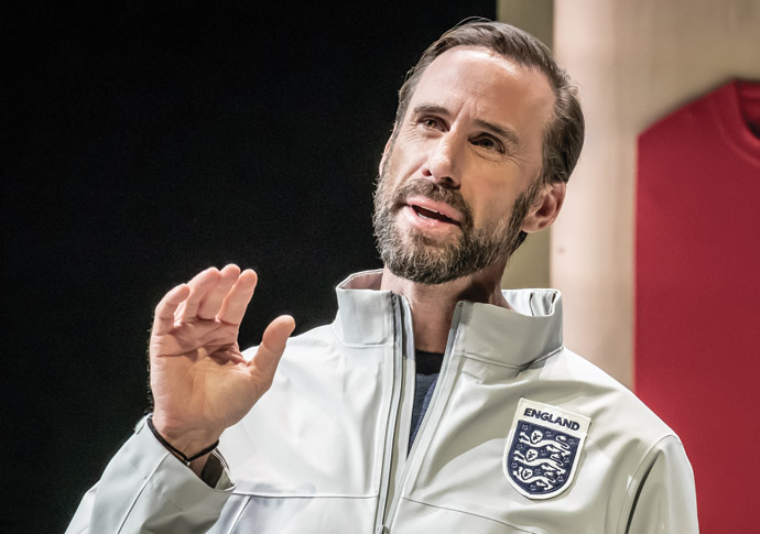 Review: Dear England, at Olivier, National Theatre Joseph Fiennes (Gareth Southgate) in Dear England at the National Theatre. Photo by Marc Brenner 0101