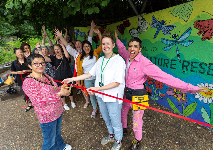 Volunteers replace the grime with colourful wildlife murals Gillespie Park Ribbon cutting mural with Jo Corrall (in white tshirt) with volunteers