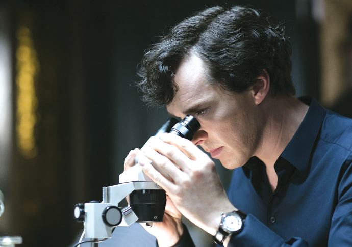 Holmes stretch Sherlock TV Series 2010 - ???? UK 2017 Season 4, episode 1 : The Abominable Bride Created by : Mark Gatiss, Steven Moffat Director : Douglas Mackinnon Benedict Cumberbatch