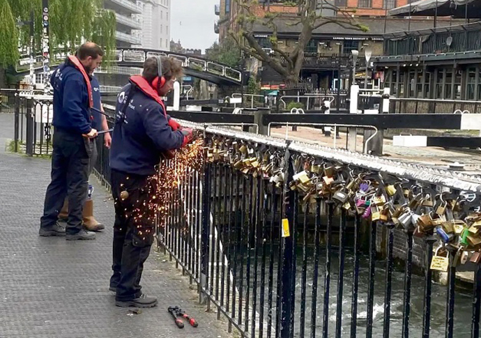 Anger as canal trust removes lovers’ padlocks Canal padlocks