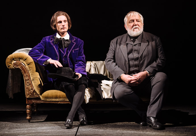 Dickie Beau as Oscar Wilder and Simon Russell Beale as A E Housman_credit Helen Murray