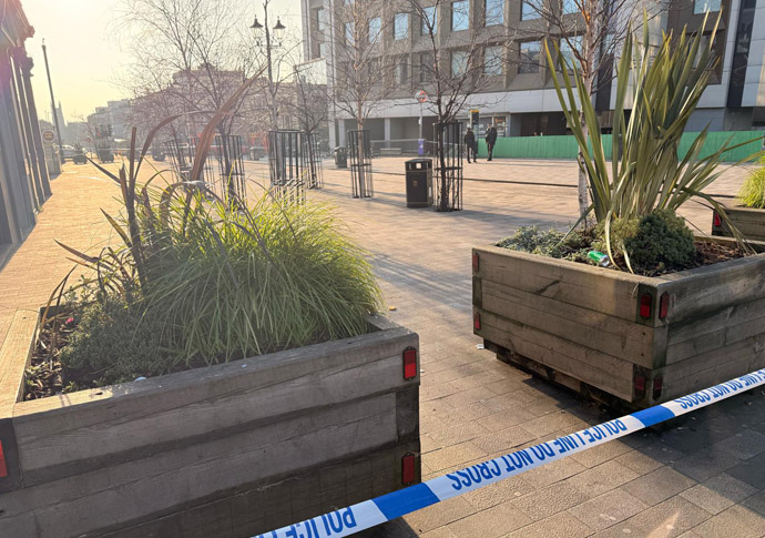 Neighbours find trail of blood after stabbing in square Archway stabbing police cordon 1_credit Fiona Garnett