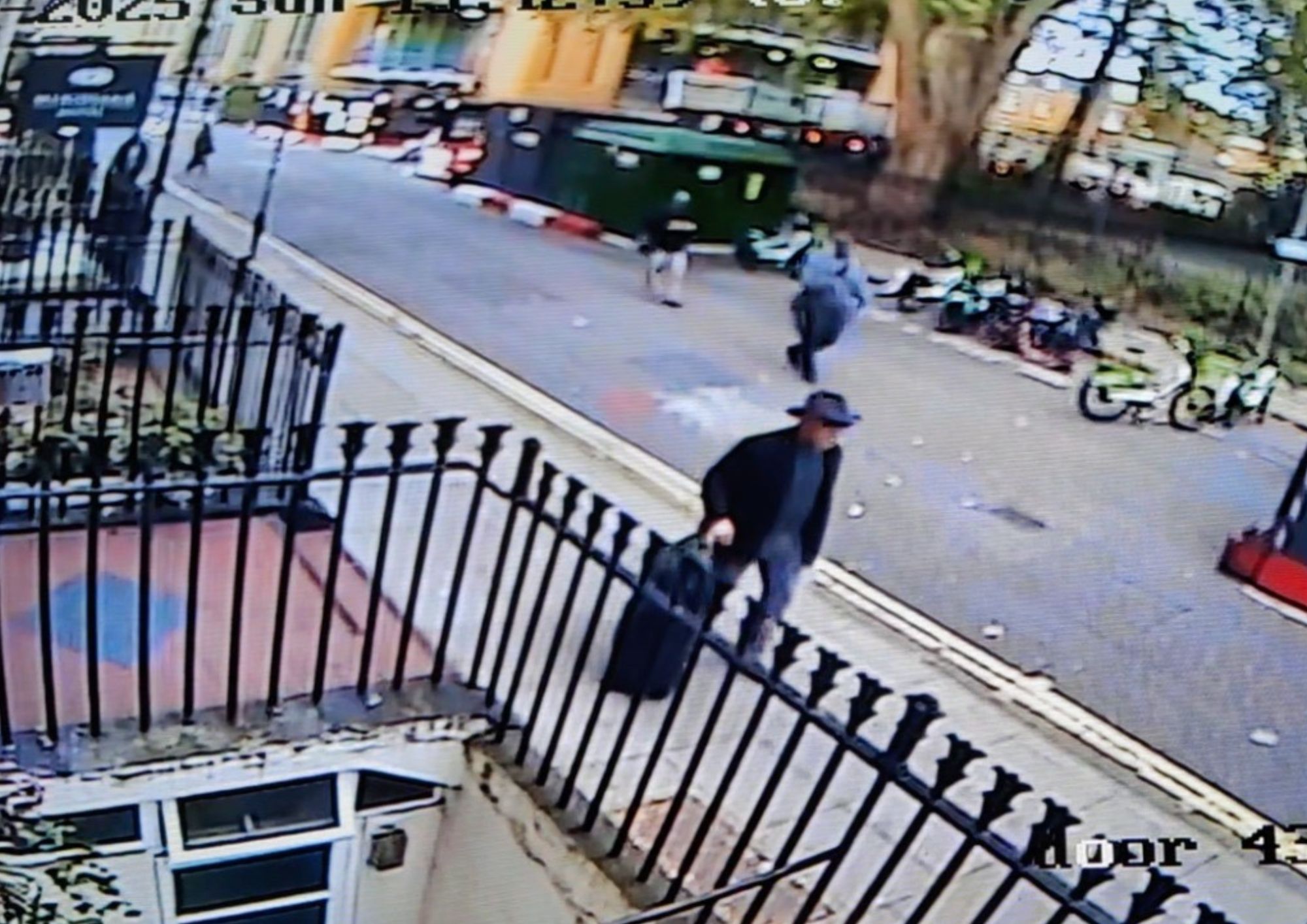 Watch out! US tourist targeted in ‘ice cream’ street scam milkshake