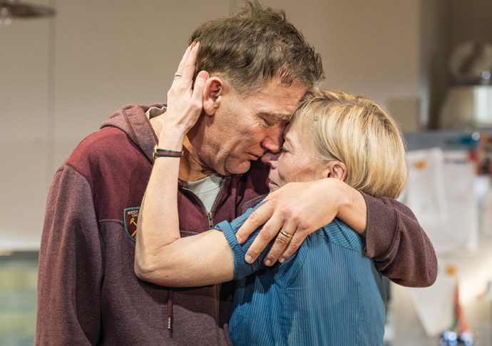 Review: End, at Dorfman, National Theatre Clive Owen and Saskia Reeves in End Photographer Marc Brenner