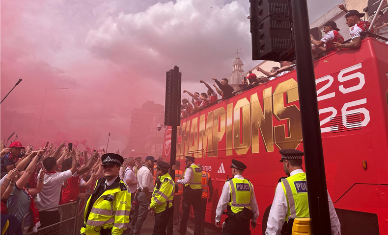 Arsenal parade_police, fans and players