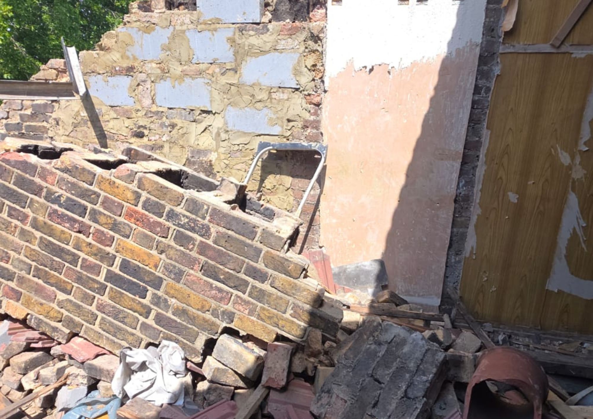 Builder rescued from dramatic roof collapse 1collapse