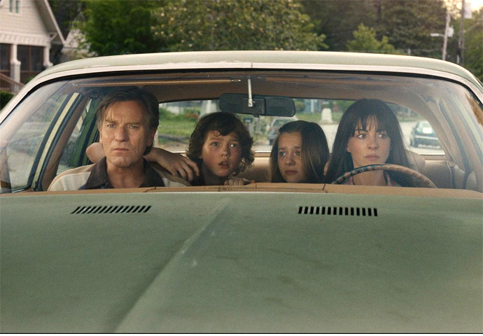 The End of Oak Street_Ewan McGregor, Anne Hathaway, Maisy Stella, Christian Convery_credit Warner Bros Pictures